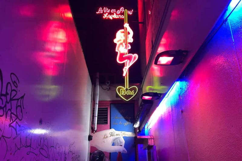 Amsterdam: Red Light District Tour - Beursplein and Dam Square: setting the scene