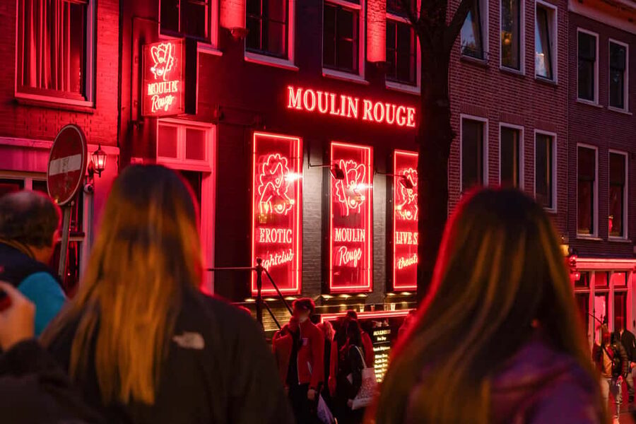 Amsterdam: Red Light District Tour in German/English/Italian - The Oude Kerk and an unusual city contrast