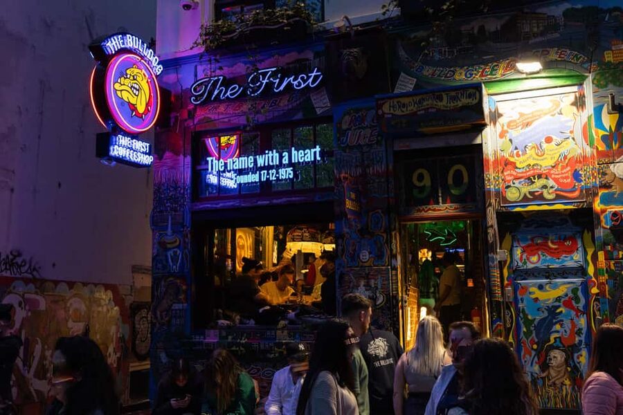 Amsterdam: Red Light District Tour in German/English/Italian - Warmoesstraat and the dancing houses