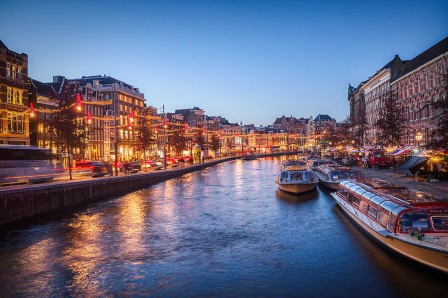 Amsterdam Red Light District tour with a local guide - Small group or standard group?
