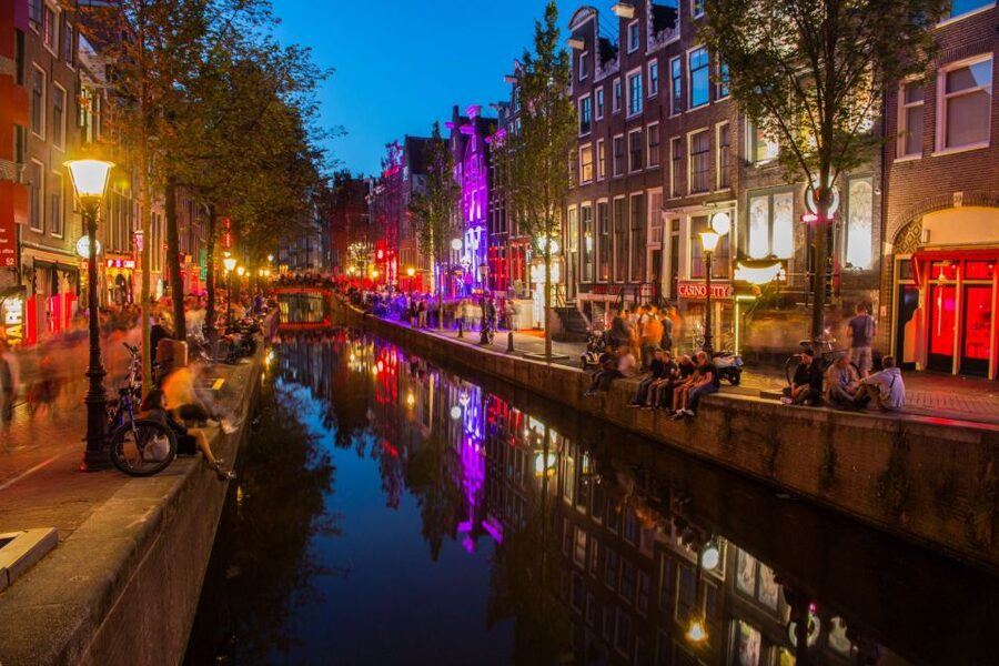 Amsterdam: Red Light District walking tour - Walking the narrow lanes and red windows