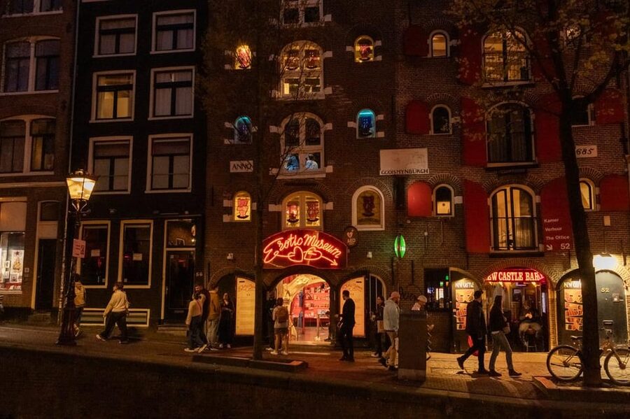 Amsterdam: Red Light Tour Exclusive + Peep Show - Bronze details and the human side of the route