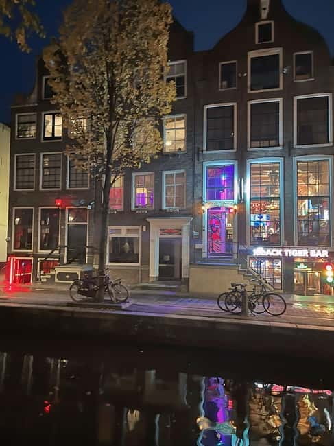 Amsterdam: Red light tour in German/English for groups of 4 people or more - Chinatown and Nieuwmarkt set the scene