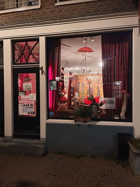 Amsterdam: Red light tour in German/English for groups of 4 people or more - Why a private group changes the experience