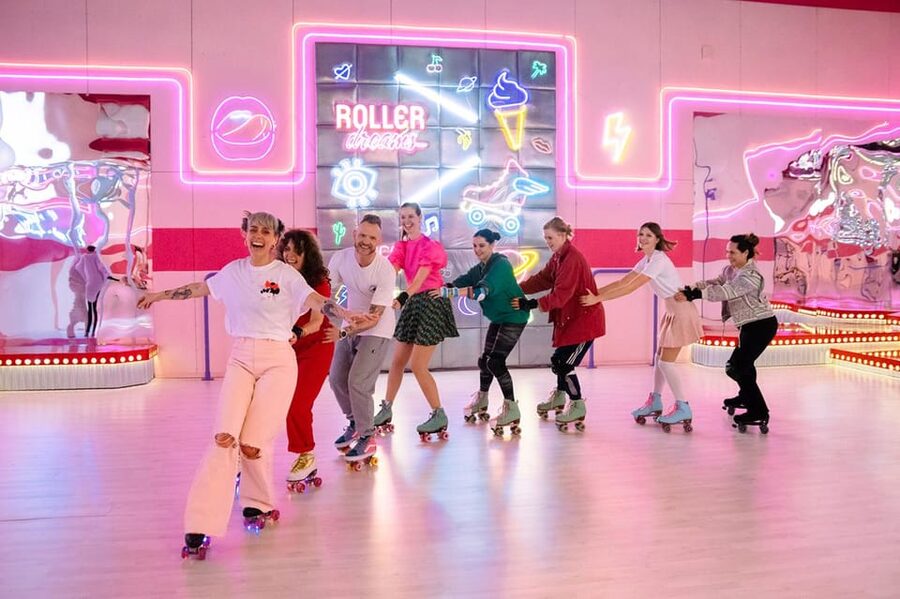 Amsterdam: Roller Dreams & Amsterdam Nightlife Experience - Welcome drinks make the first stop easier