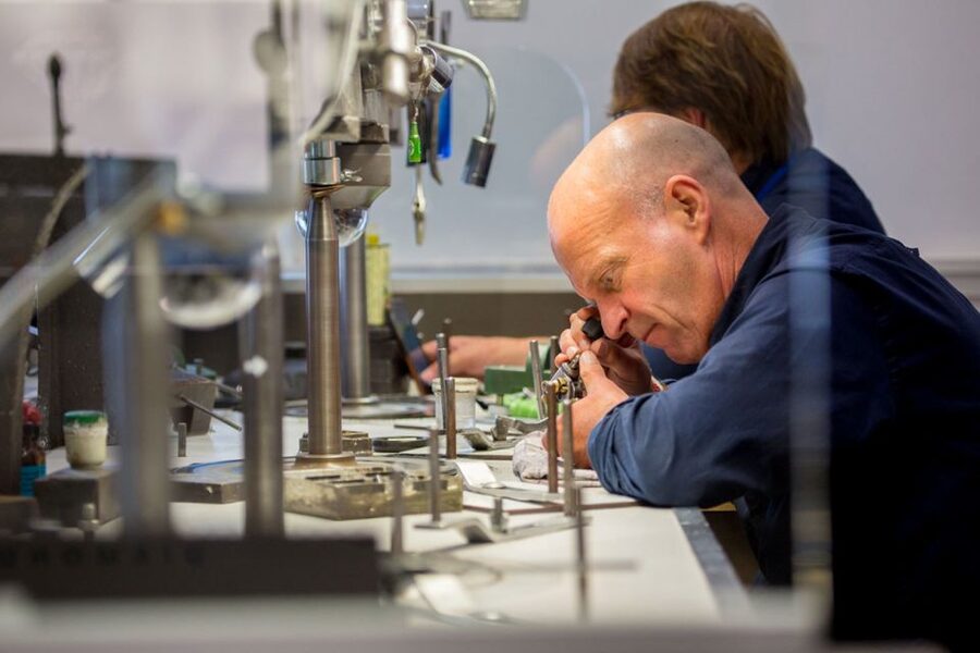 Amsterdam: Royal Diamond Experience - Watching the craftsmen at work