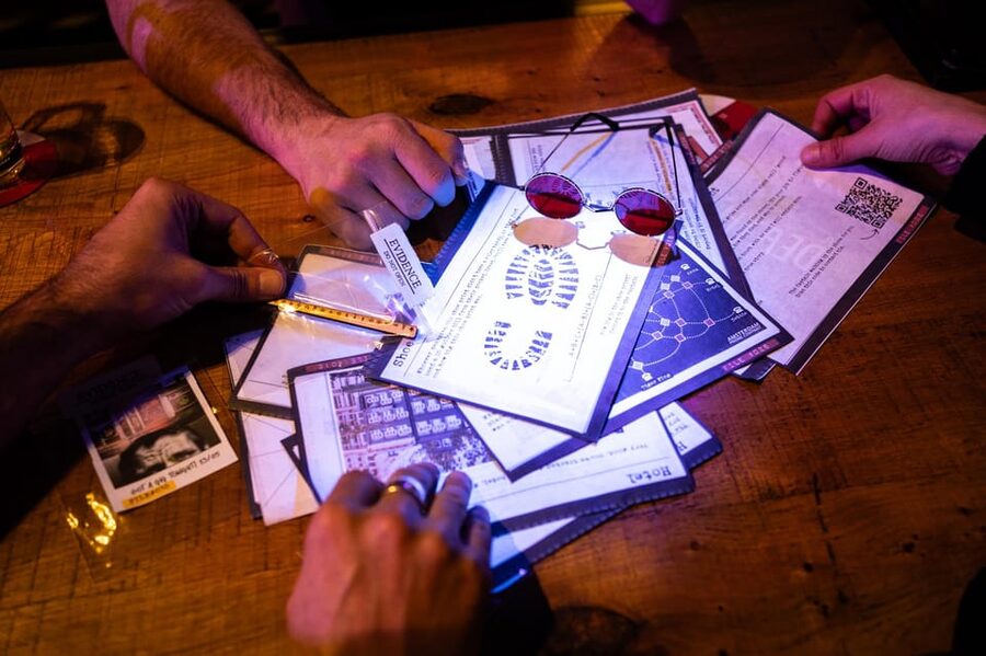 Amsterdam: Self-guided Red Light District Pub Crawl Mystery - A detective story set in Amsterdam in 1988