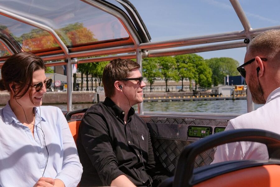 Amsterdam: Semi-Open Canal Boat Cruise - Recorded guide or captain’s commentary?