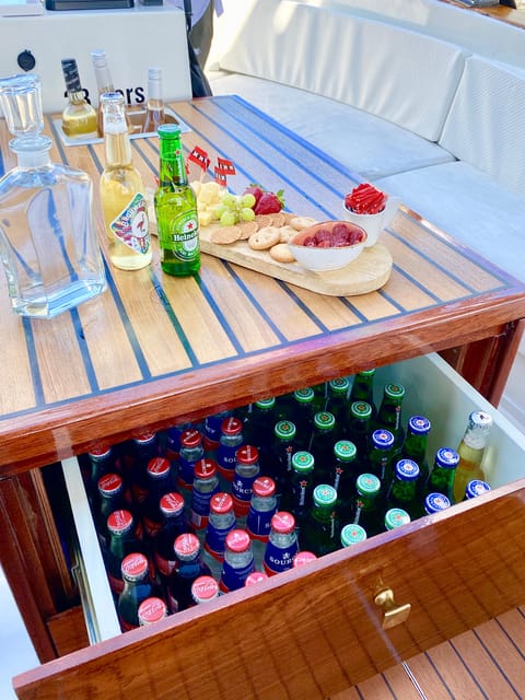 Amsterdam Small Group Canal Cruise inc Snacks/Drinks Winter - Key points at a glance