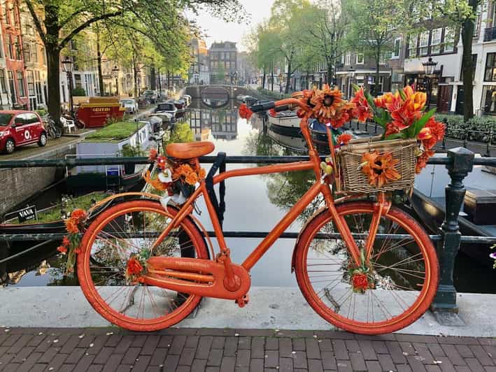 Amsterdam: Small Group Walking Tour with Fun Guide - From fishing village to world city