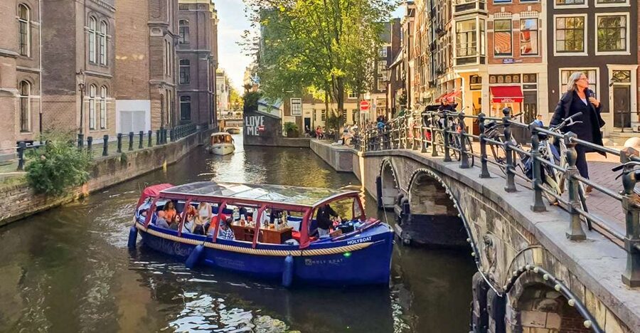 Amsterdam: Smoke and Lounge City Boat Cruise - The Seven Bridges and Amsterdam’s Most Photogenic Stretch