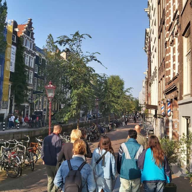 Amsterdam: Spanish Tour Unmasking the Redlight District - Nieuwmarkt, De Waag, and the fortified city