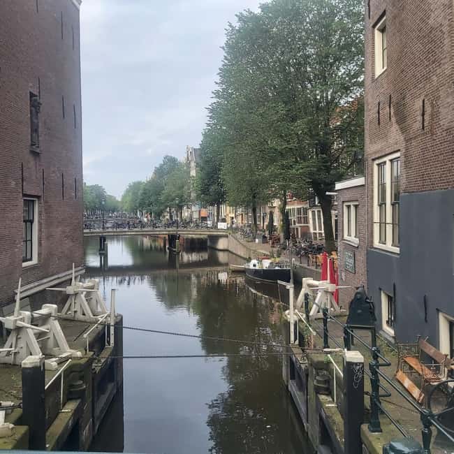 Amsterdam: Spanish Tour Unmasking the Redlight District - Warmoesstraat and the lesser-known stops