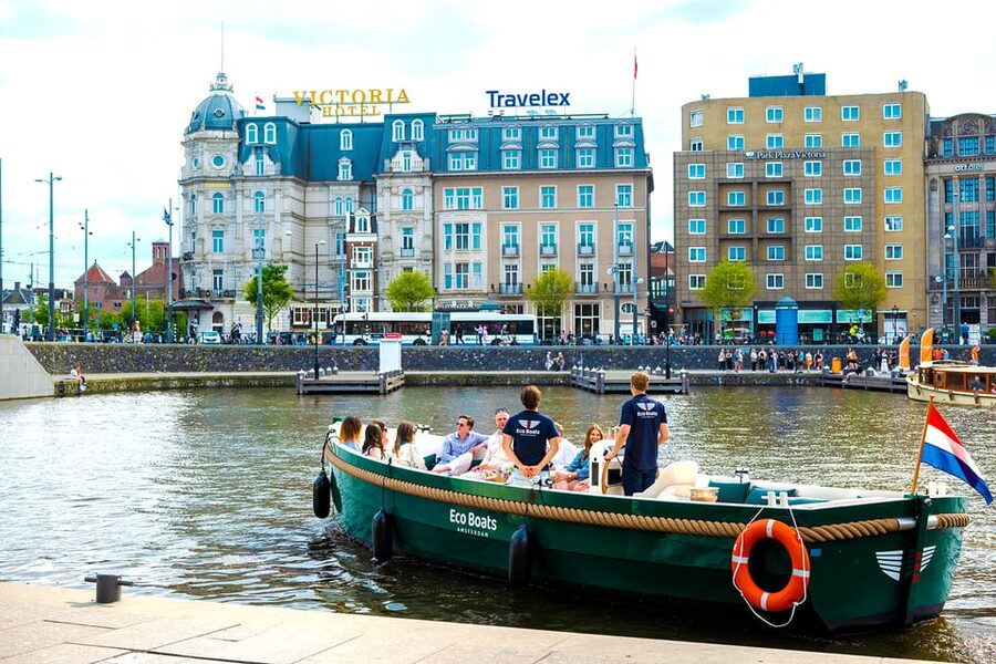 Amsterdam: The Newest Canal Cruise with Drink Option - Who will get the most from this cruise