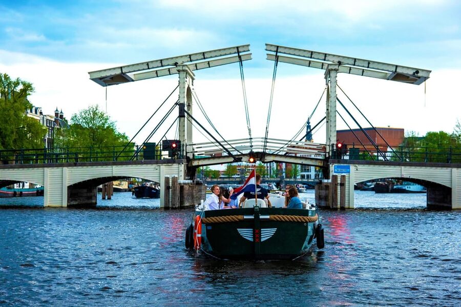 Amsterdam: The Newest Canal Cruise with Drink Option - What the one-hour ride feels like