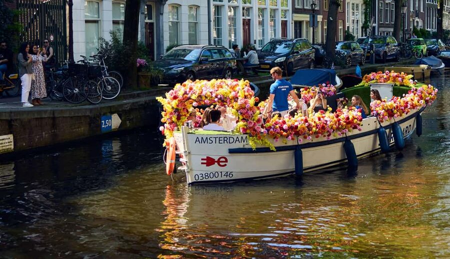 Amsterdam: The Original Flower Boat with Local Guide and Bar - Dancing Houses and the return to the center