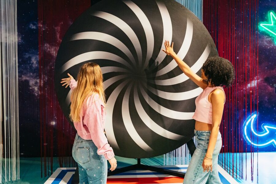 Amsterdam: The Upside Down Museum Entrance Ticket - How the photo system affects your visit