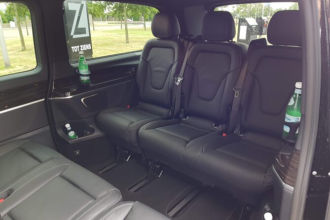Amsterdam to Schiphol Airport Transfer Comfort & service. - Why a private Schiphol transfer can make sense