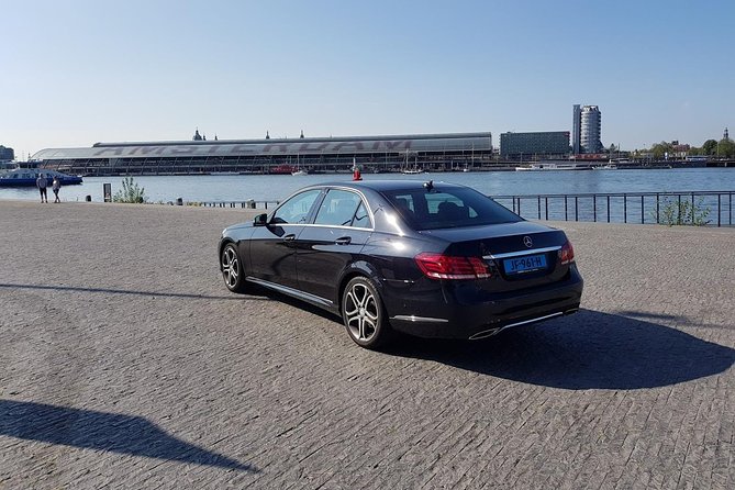 Amsterdam to Schiphol Airport Transfer Comfort & service. - Punctuality matters most before an early flight