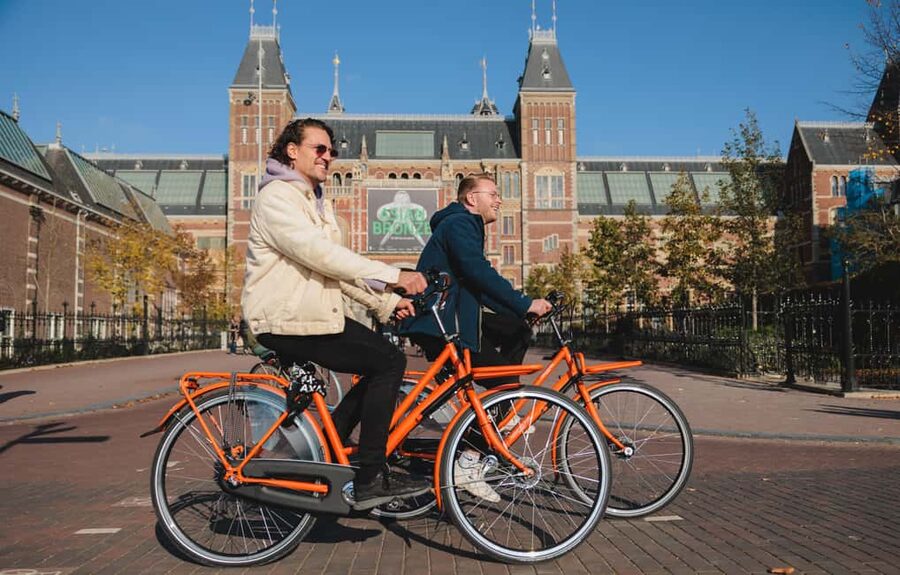 Amsterdam: Top Highlights Guided Bike Tour EN/DE/ES/FR/IT/CN - Museumplein and the Rijksmuseum