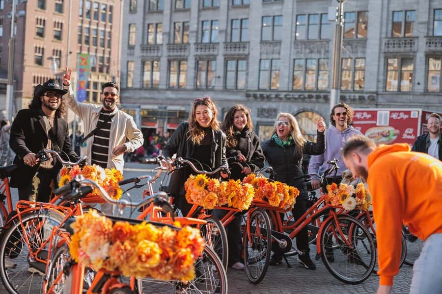 Amsterdam: Top Highlights Guided Bike Tour EN/DE/ES/FR/IT/CN - Bikes, water, and small practical touches