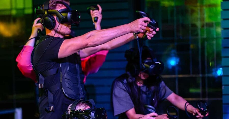 Amsterdam: Ultimate VR Experience: 60 minutes - Choosing pirate treasure or a ghost maze