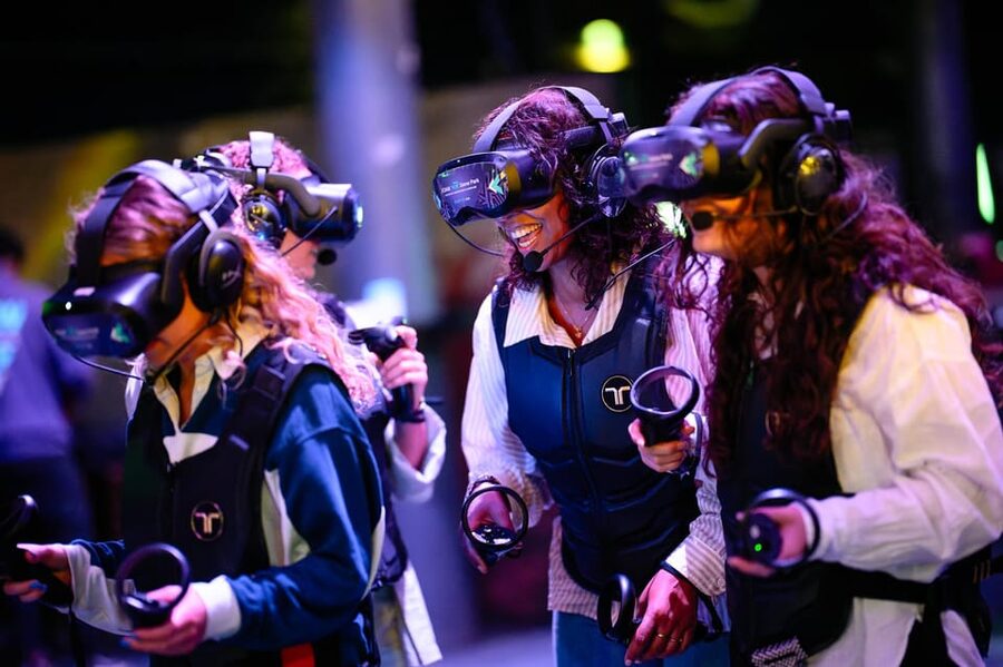 Amsterdam: Ultimate VR Experience: 60 minutes - Walking through the Zombie Shooter