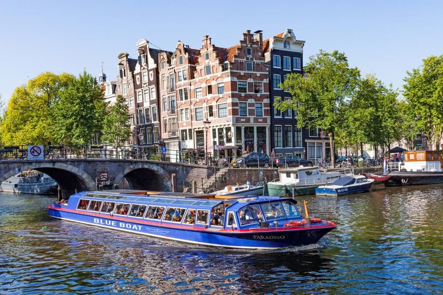 Amsterdam: Van Gogh Museum Ticket and City Canal Cruise - Snack box and family details