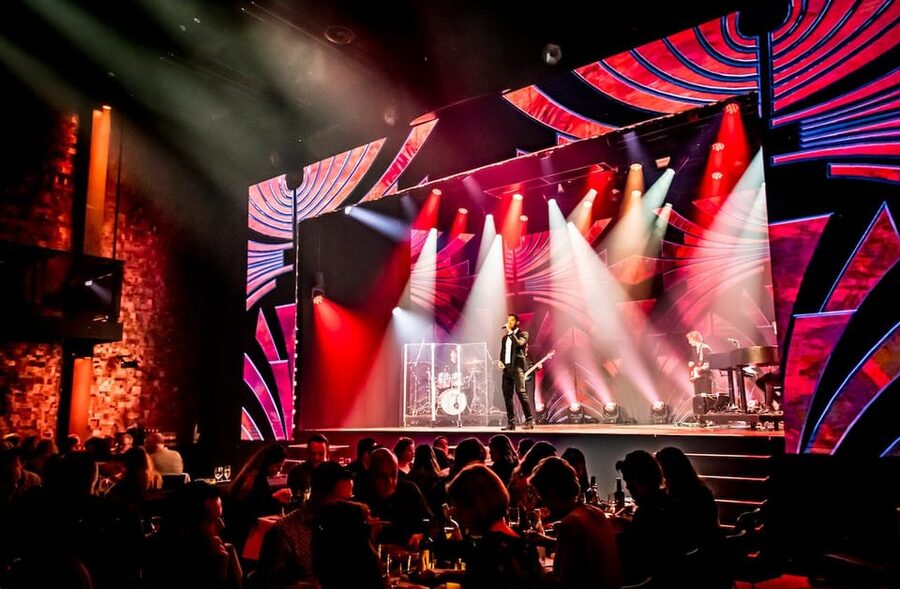 Amsterdam: VEGAS Dinner Show with 3-Course Sharing Menu - Choosing your seat: close action or a full-room view