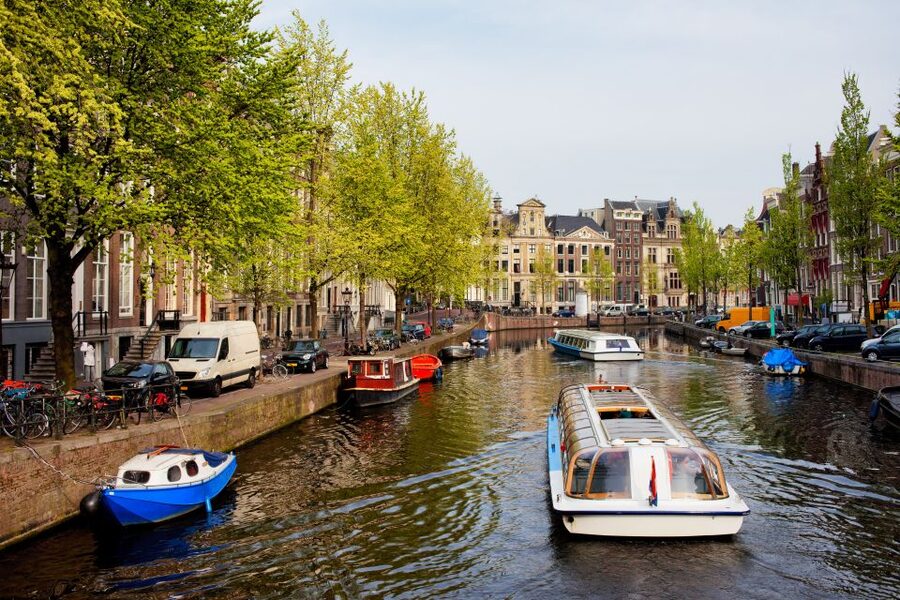 Amsterdam Walking Tour and Canal Cruise - A private start near Central Station