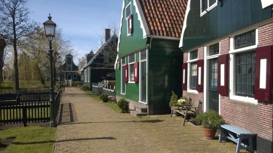 Amsterdam: Zaanse Schans 3-Hour Small Group Tour - What the small-group format changes