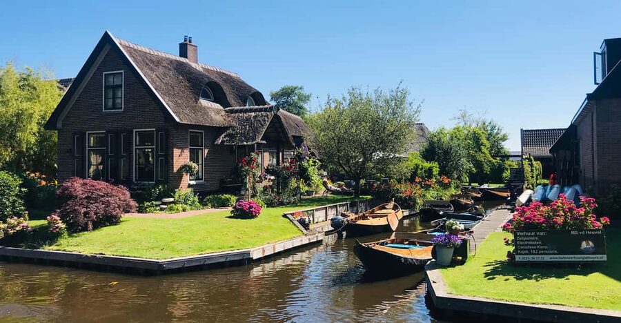 Amsterdam: Zaanse Schans and Giethoorn Day Trip with Cruise - Leaving Amsterdam in a Mercedes minivan