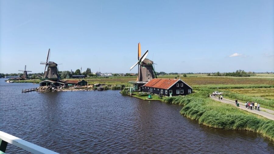 Amsterdam: Zaanse Schans Windmills Bike Tour with Guide - Key points at a glance