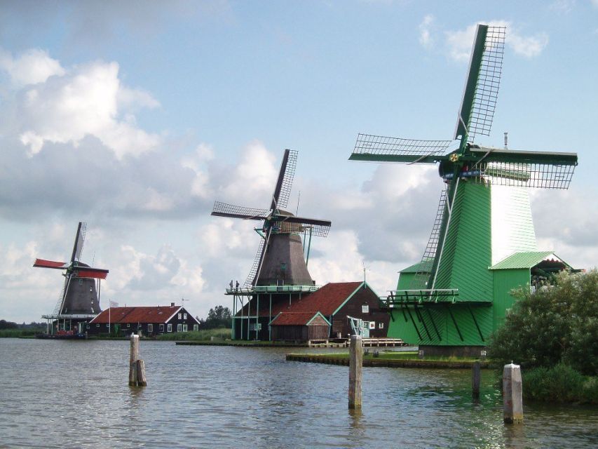 Amsterdam: Zaanse Schans Windmills Bike Tour with Guide - Starting on a comfortable Batavus bike