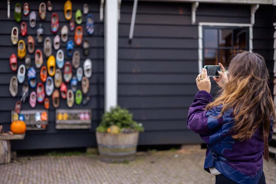Amsterdam: Zaanse Schans windmills & Volendam Guided Tour - Is the optional canal cruise useful?
