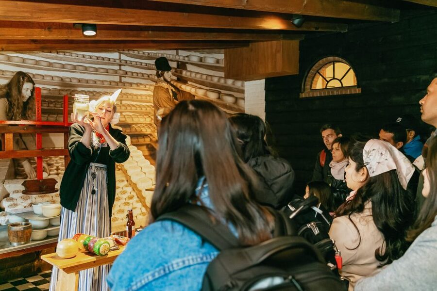 Amsterdam: Zaanse Schans windmills & Volendam Guided Tour - The guide can make or break the day