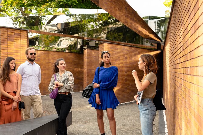 Anne Frank's Story - Guided Walking Tour through Amsterdam - Starting point and the small-group format