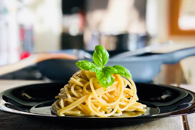 Authentic Italian Dinner in Cozy Canal Home in Amsterdam - Pasta al Pomodoro, Kept Simple
