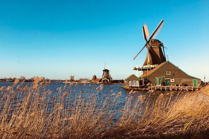 Best of Dutch Countryside: Giethoorn, Windmills, Secret Villages - Arriving in Giethoorn by water
