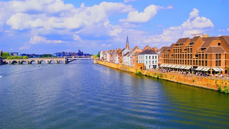 Best of Maastricht: Private Walking Tour with a Local - Small lanes, shops, and places to eat
