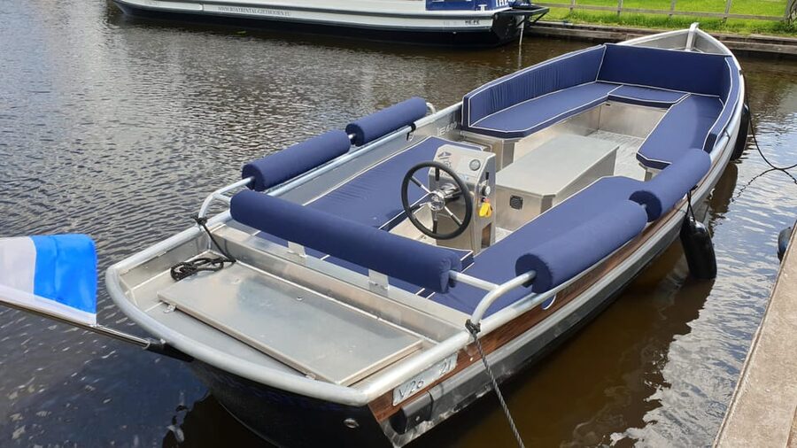 Boatrental 2 Hours 12 Person with Steeringwheel and cushions - Taking the wheel at Zuiderpad 14a