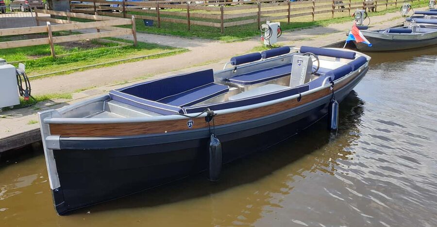 Boatrental 2 Hours 12 Person with Steeringwheel and cushions - Returning to the dock without a scramble