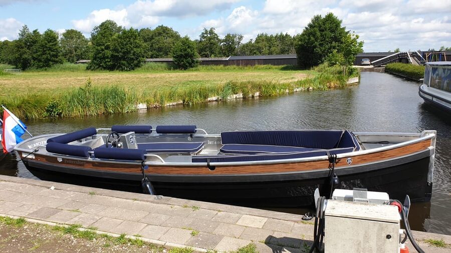 Boatrental 2 Hours 12 Person with Steeringwheel and cushions - Who should book this Giethoorn rental