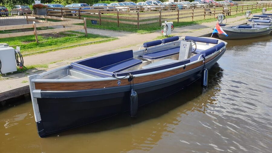 Boatrental 2 Hours 12 Person with Steeringwheel and cushions - Following the route through Giethoorn