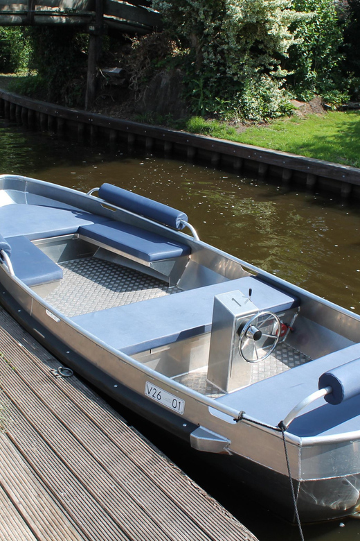 Boatrental 2 Hours 8 Person with Steeringwheel and cushions - Following the canals through Giethoorn