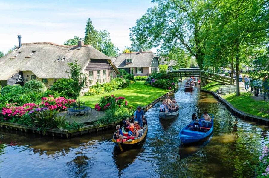 Boatrental 3 Hours 8 Person with Steeringwheel and cushions - Taking the wheel in Giethoorn