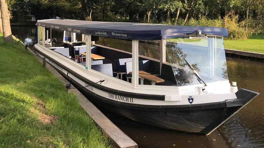 Boatrental 3 Hours 8 Person with Steeringwheel and cushions - Comfort, safety, and practical details