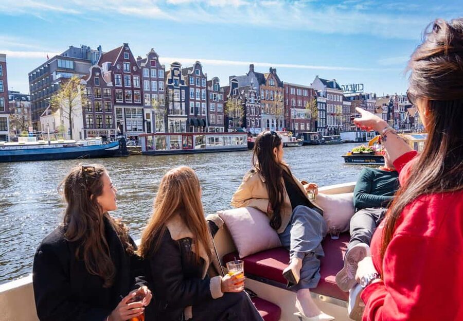 CHEESE AND DRINKS TOUR: A TASTE OF AMSTERDAM ON THE CANALS - Cheese, drinks, and Amsterdam from the water