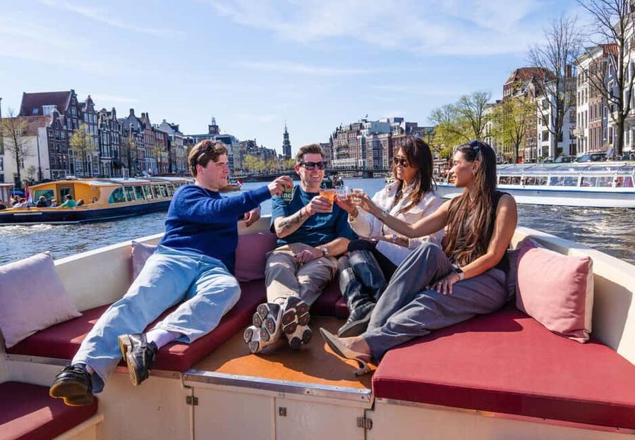 CHEESE AND DRINKS TOUR: A TASTE OF AMSTERDAM ON THE CANALS - What your cheese and drink service includes