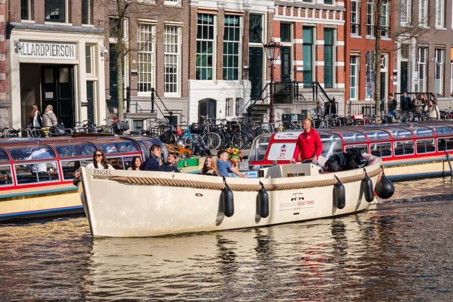CHEESE AND DRINKS TOUR: A TASTE OF AMSTERDAM ON THE CANALS - Why the electric boat changes the experience